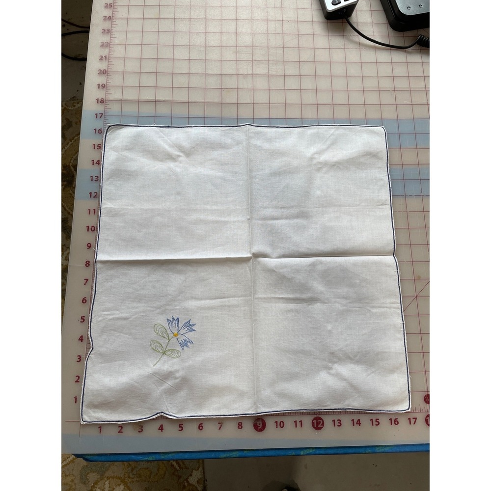 Vintage White Cloth Napkins Set of 3 Blue Floral Embroidery Scalloped Edge 16x17 - Picture 5 of 6